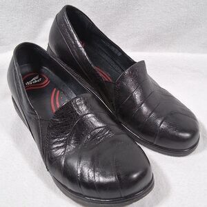 Dansko Women’s Black Leather Slip On Clogs Minimalist Quiet Luxury Shoes 38 7.5